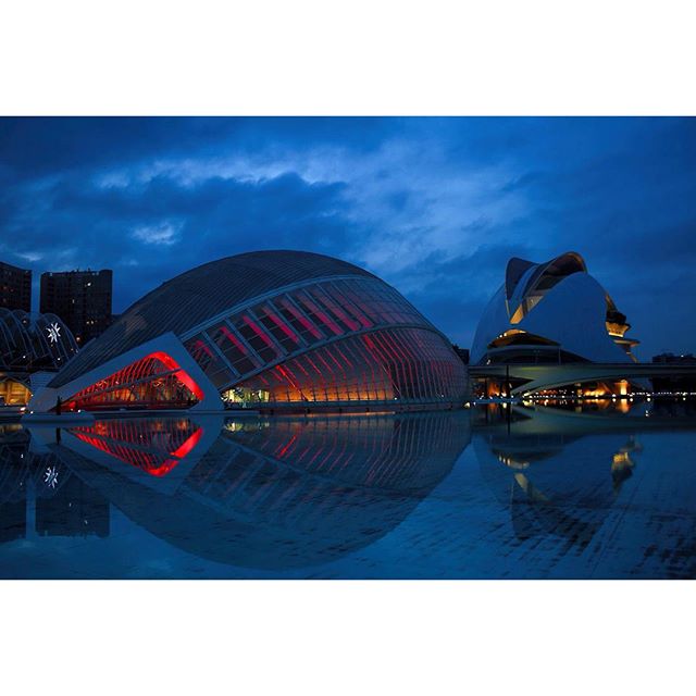 #loves_valencia #valenciagrafias #valenciagram #match_valencia #estaes_valencia  #total_cvalenciana #fotoclub_bnw  #discovervalencia #naturaleza_comunidadvalenciana #valenciaterraimar#all_sunsets #horaazul #landscape #nocturnal #loves_valencia #lovevalencia