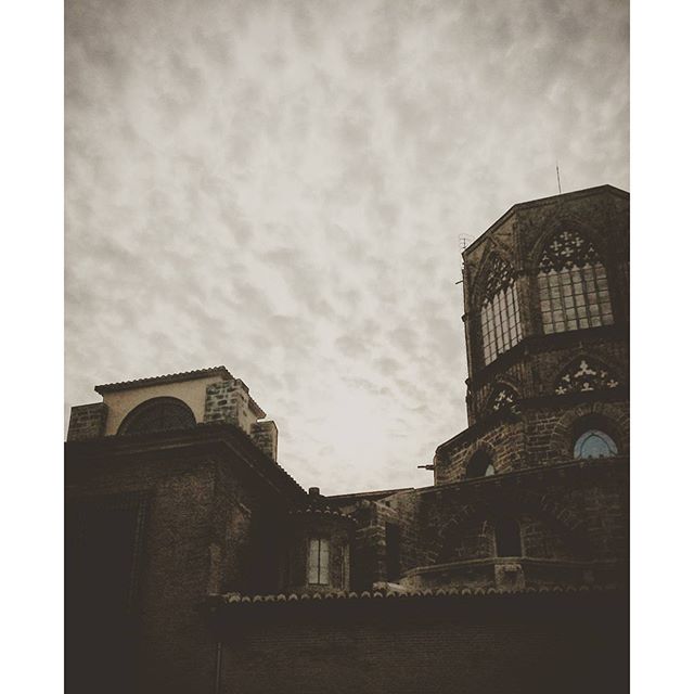 Siempre fumando como una posesa,
buscando vida en otros planetas.
Obsesionada con ir más allá,
para alcanzar la emoción perfecta.
#archilovers #architecture_lovers #architecture #archidaily #loves_architecture #lovevalencia #valenciagram #skylovers #skyline #misfotosdecielos #sky #skylanders #cloudlovers #cloudscape #clouds #cloudsporn #igersvalencia #ig_valencia #antique #lomo #landscape_lovers #landscape #daros_world #ig_europe #fotomovil_es #instalifeshot