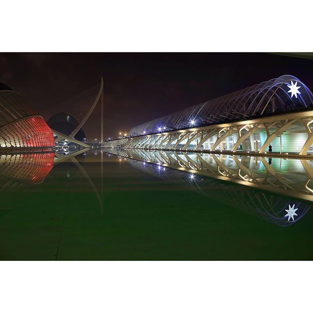 #nocturnal #fotodeldia #cac#valenciagram #valenciagrafias #valencia #arquitectura #reflection #lovevalencia