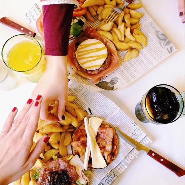 ¡¡Oyee que esas patatas son mías!! Cuando llega la hora de comer no conoce ni a su mejor amiga. Ven a Bertal y preocúpate solo de traer la mejor compañía, de lo demás nos encargamos nosotros. ¡Te esperamos! #MomentosBertal #Valencia #brunch #comida #hamburguer #hamburguesas #amigos #friends #foodlovers #foodie #yummy #lovevalencia #delicious #instafood #foodporn #foodlovers #micalet #bonaire #Bertal #valenciagram #valencialovers #coffee #coffeelovers #chips