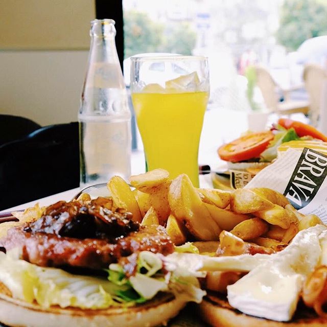 Acabar el año bien es importante, pero comenzar el nuevo mejor es todavía más si cabe. Para conseguirlo te proponemos un plan: prueba una de nuestras #Hamburguesas Gourmet, recién incorporadas a la carta pero que ya se han convertido en uno de nuestros productos más famosos. #Valencia #MomentosBertal #Bertal #foodie #foodstagram #brunch #dinner #hamburguer #hamburguesa #gourmet #instafood #cheese #foodporn #tasty #delicious #yummy #micalet #lovevalencia #igersvalencia #foodlover