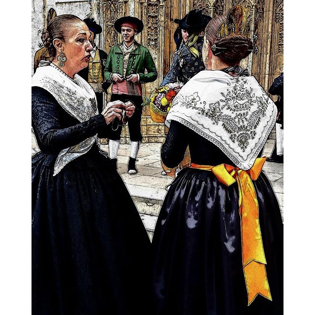 #tradición #historia #costumbres #backtotheroots #travelgram #tripgram #instatravel #instapassport #loves_valencia #lovevalencia #instavsco #igers #like4like#likesreturned#likeforlike#me#instavscocam #vestido #tipico #mujeres #charlando #sangallo #details #picoftheday #snapshot #capture_today