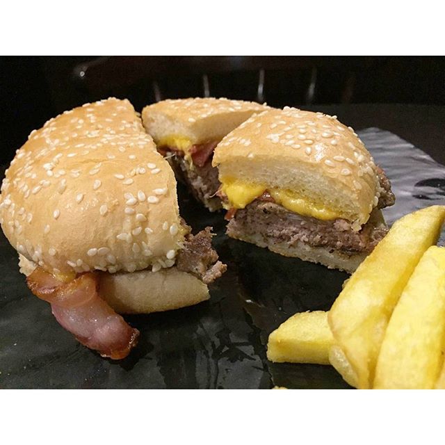 Y para los amantes de las burgers, la FINNEGAN'S BURGER, 100% carne de ternera, con la RECETA DEL FUNDADOR, lechuga, tomate, bacon y queso cheddar irlandés, patatas fritas caseras y ensalada de col.

#finnegansburger #Finnegans #restaurante #Valencia #lovevalencia #unaagendaconestilo #salirporValencia #burger #meat #bacon #coleslaw #cheddar