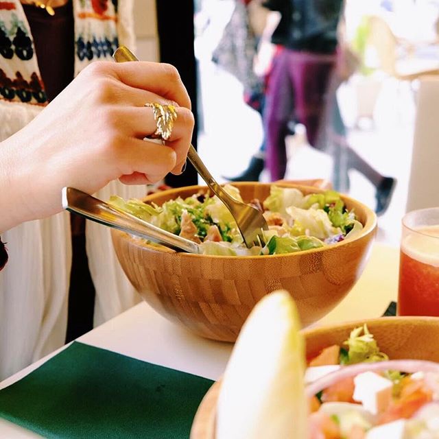 A estas alturas de las navidades seguro que ya has cubierto el cupo de comilonas y cenas que no acaban nunca. Es hora de darle una tregua al cuerpo. Ven y prueba una de nuestras ensaladas ligeras. Una cena healthy y muy rica.
#MomentosBertal #Bertal #healthy #Navidades #christmas #Valencia #foodie #foodlover #instafood #foodporn #ensalada #salad #micalet #lovevalencia #igersvalencia #valenciagram #tasty #yummy #diet #delicious