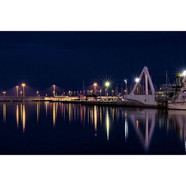 #valencia #valenyorker #reflection #reflejos #match_valencia #fotoclub_ab #ic_minimal #igersvalencia #ig_minimalshots #landscape #lovevalencia #loves_valencia #minimal #minimalism #match_night #minimalistag #noche #nightlife #nocturnal #valenciagram #valenciaenamora #valenciayorkers #valenciaterraimar#sunsets#horaazul#turismovalencia #total_cvalenciana
