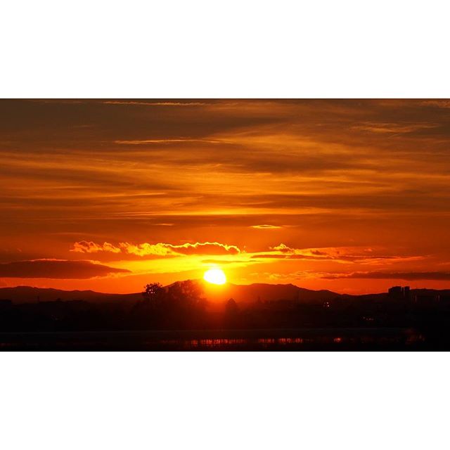 Jogging and enjoy the sunset.
Salir a correr y disfrutar del atardecer.
Beach.
Meliana.
Happiness.
No filter .
.
.
#bestoftheday #valencia #olympusomd #sun #sunset #ig_valencia #igersvalencia #valenciagram #beachtime #spain #vscoday #vscocam #vscogood #valenfornia #sunrise_sunsets_aroundworld #happy #happiness #running #journalist #bloggers #photograpy #photographer #lovevalencia #valenciaenamora #nofilter #sinfiltro #sunsetbeach #beach #photooftheday #picoftheday