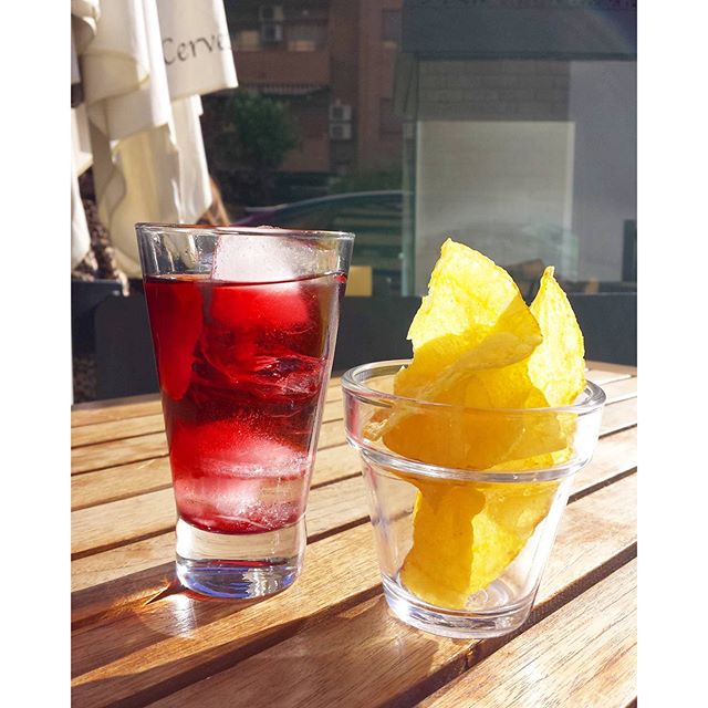 Aperitivo time: vermut #Petit y papas en @bartonyina .
Estamos trabajando... #BarTonyina #restaurante #Valencia #lovevalencia #unaagendaconestilo #salirporValencia #aperitivo #vermut #papas #alsol #solazo