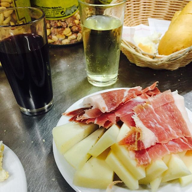 Jamon de serrano, queso y vino tindo! No puedo quierer algo de mas bueno! #valencia #textrañaba #comiendo #jabondeserrano #comidabuena #vlc #lovecomida #lovevalencia #disfrutandolascosasbuenasdelavida #bodegafila