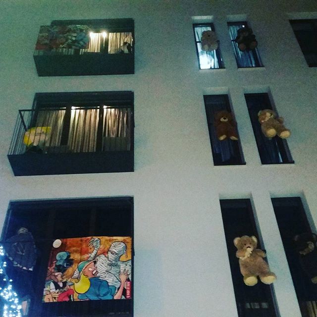 Estas fachadas con encanto que tiene #valenciagram?? . Paseo nocturno el primer día del año por @mercadodetapineria . #amoesaplaza #lovevalencia #asiempezamosbien #adorocallejear .