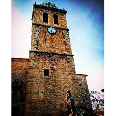 Fiesta de San Antón en Viver. El Santo ha salido de la Iglesia Nuestra Señora de Los Ángeles a hombros de la peña de los festeros,  rumbo a la Plaza Mayor,  para bendecir a los animales y repartir los roscos de pan. La mañana ha sido fantástica ?
#spain#turismoespaña #pueblosconencanto #pueblosdeespaña#valencia_enamora #comunitatvalenciana#totalcomunidadvalenciana #fotosmovil