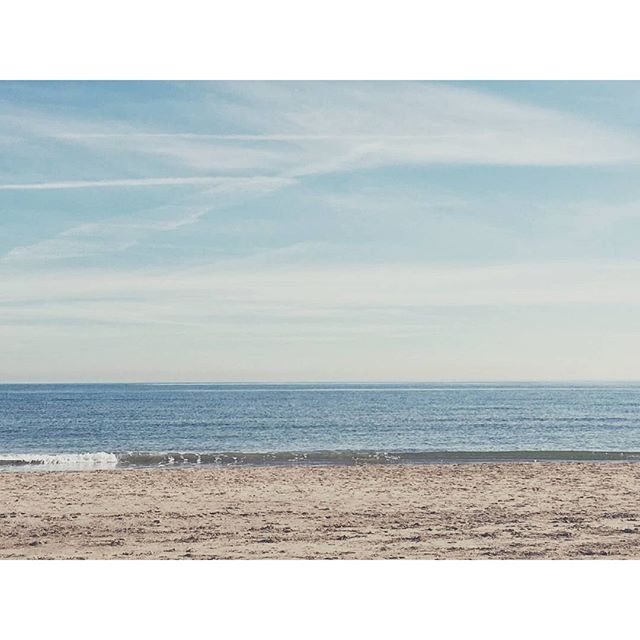 Aprovechamos que hoy es puente en Valencia para dar un paseito por la playa. Y con estos 18graditos seguro que paramos en una terraza al sol para tomar algo a vuestra salud! Brindaremos por Wendy, por nuestros seguidores de IG y por todos los que haceis que nos ilusionemos en esto y crezcamos sin parar! ¡!Feliz fin de semana ???!! #loveValencia #lovemycity #lovemywork