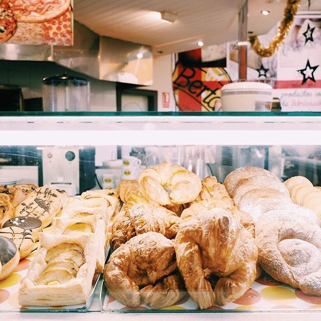 Es domingo, así que los desayunos tardíos porque hemos pasado un ratito más entre las sábanas están permitidos. ¡Que disfrutéis mucho!
#MomentosBertal #breakfast #brunch #weekend #sunday #sweet #tasty #delicious #yummy #Valencia #lovevalencia #foodie #instafood #foodporn #foodstagram #sweetlover #coffee #coffeelover #zumo #healthy #healthybreakfast #juice