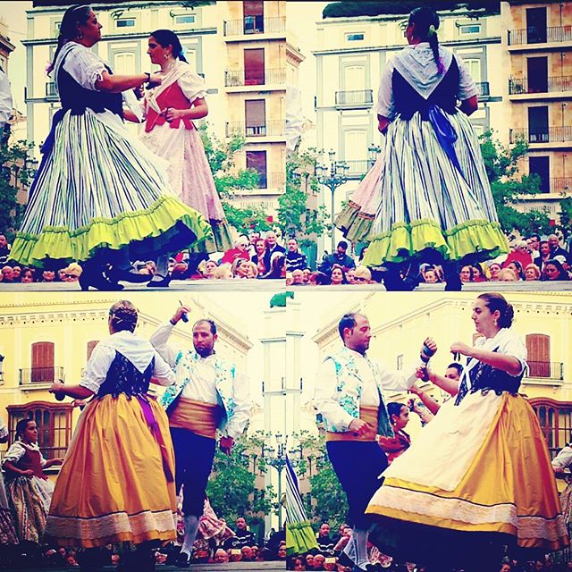 ???? ?
• Tradición en plaza • 
#españa #costumbres #tradición #culture #culturegram
#wildernessculture #colors #colorfulworld #traditional #dresses #vlc  #visitspain  #ciudadvella #traveldiaries #wanderlusting  #picoftheday #likers#likesreturned#likeforlike#like4like#likes #traveling #travelgram #tripgram #instatravel #instapassport #loves_valencia #lovevalencia