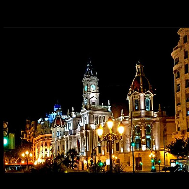 ?? • City night lights •
#vlc #visitspain #espana #colourful #cityscape #wanderlusting #viewpoint #instalike#likers#likesreturned#likeforlike#like4like #travelgram #tripgram #instatravel #instapassport #loves_valencia #lovevalencia #instavsco#igers#ig
#urbanart #urbanlife #archilovers #architectureloverspics #bulding