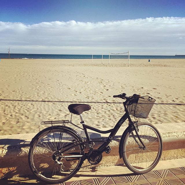 Mi bici, mi playa y mi mar... #cyclingonsaturday #paseitoguapo #mediterraneo #lovevalencia