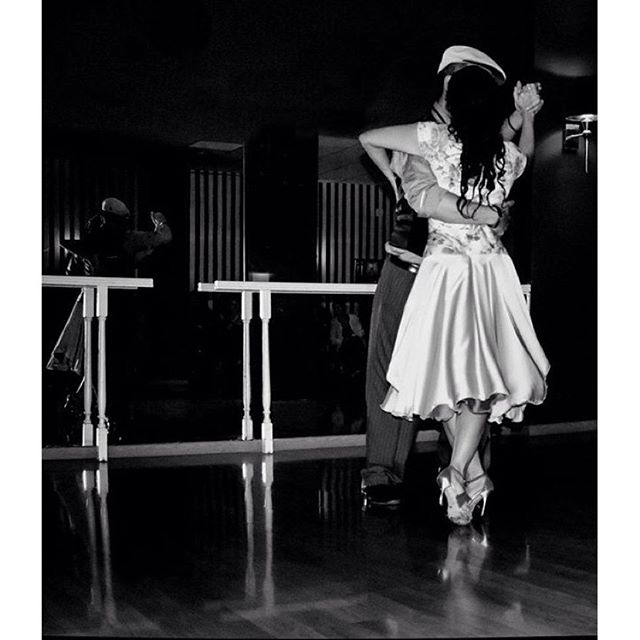 #baile#dance#minimal #minimalistag #valenyorker #lovevalencia #match_valencia #igerscomunitat #igerscomunitat #blacknwhite_perfection #blackandwhitechallenge #blackandwhite #blancoynegro #fotoclub_bnw #fotodeldia #tango #dance #reflejos #reflection