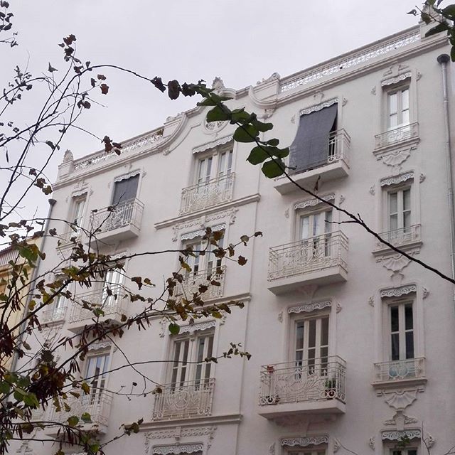 Edificios bonitos en #Valencia, innumerables, pero éste, que parece de encaje, me tiene fascinada. 
#ruzafa #ruzafagram #igersvalencia #igersruzafa #russafa #valenciabonita #lovevalencia #casasbonitas #edificios #crochet #lace