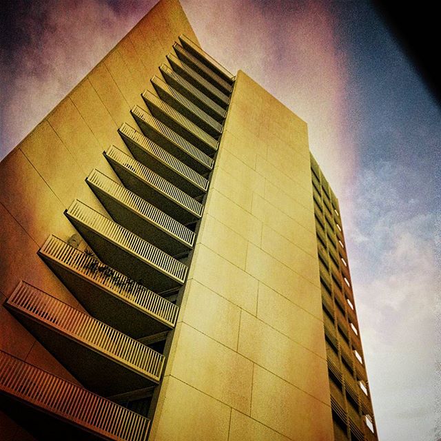 "Hay grandes personas que hacen sentir a  todos las  demás muy pequeños,pero la verdadera grandeza consiste en hacer que todas se sienten grandes." #entre_fotos #enfocae #fachadas #valenciaenamora #valenciagrafias #lovevalencia #loves_world