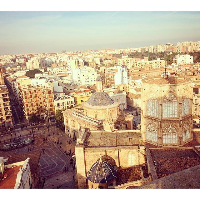 Guiris en casa. Valencia lo vale. Sábados diferentes ? #vistas desde el #Miguelete #Valencia #plazadelavirgen #basilica #catedral #lovevalencia #lovemycity