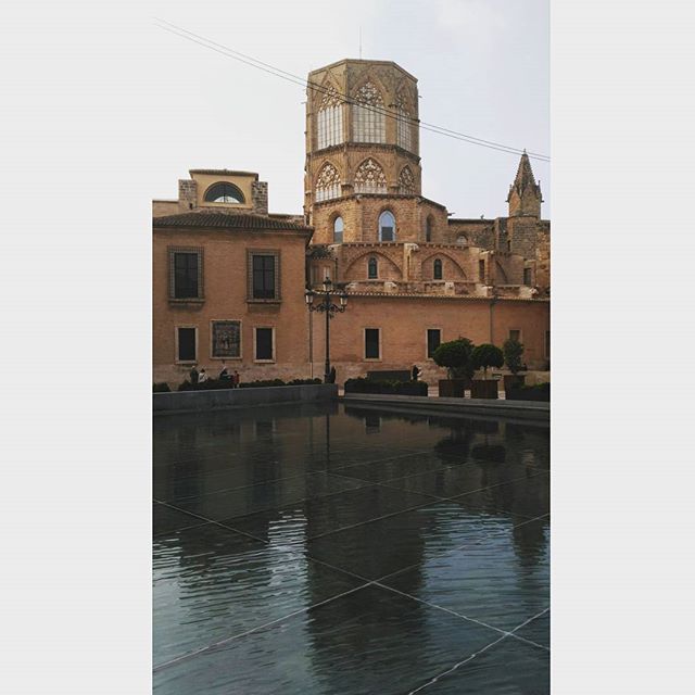 Perderse para encontrarte o para que no te encuentren. 
#lovevalencia #valencia #igersvalencia #spain #love #agua #boira #historia #plaça ?
