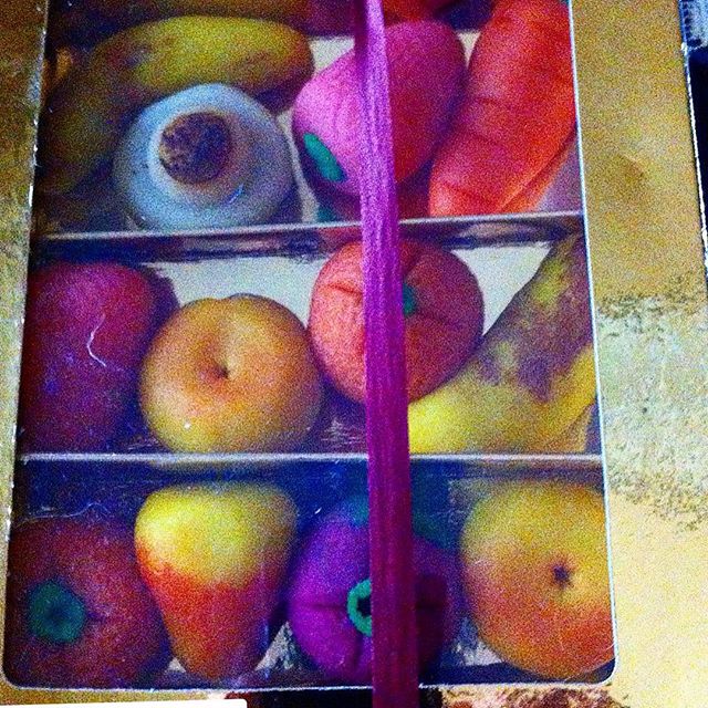 15 Me gusta
13 sem
susichatte9 de Octubre San Dionís Fiesta de la Comunidad Valenciana
El día de Sant Donís, Valencia celebra la entrada triunfal del Rey Don Jaime I a la ciudad, y el día de la Comunidad Valenciana desde que se aprobó el Estatuto de Autonomía. Los actos cada aniversario tienen lugar y están presididos por la Senyera. El día 9 de octubre y desde 1365, por privilegio otorgado por el Rey Pedro El Ceremonioso, la Senyera es descendida desde el balcón principal del Ayuntamiento de Valencia y trasladada en procesión cívica hasta la Catedral. Allí se celebra un “Te Deum”, para seguidamente llegar hasta el Parterre donde, ante la estatua ecuestre del Rey D. Jaime, se efectúa una ofrenda de coronas de laurel. Al acabar el acto la Senyera es trasladada de nuevo al Museo Histórico.

Sant Donís también es considerado el día de los enamorados valencianos y la tradición dice que los hombres han de regalar a las mujeres “la mocadora”, un pañuelo del cuello que guarda productos de la huerta elaborados con mazapán -----/-/////-/--//////////:-------//----//-#valencia #comunidadvalenciana#9doctubre#diadelacomunitatvalenciana#santdionis #dulces #mazapán#enamorados #love #lovevalencia#tradiciones
katyconesaQue bonita tradición. Disfruta la fiesta! ???susichatteGracias @katyconesa yo no la vivo mucho, la verdad. Pero la historia es bonita ?
ucianocovicchioMuy hermosa ? ? ? ciao bueno we
susichatteGracias@lucianocovicchio igualmente para ti ?