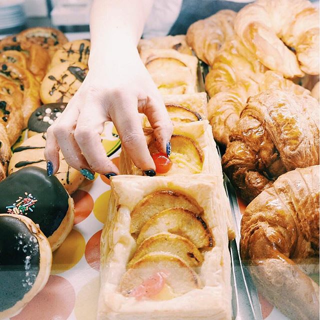 ¡Ponle la guinda a tu fin de semana! Pásate por Bertal y comparte un rato agradable con nosotros. ¡Feliz sábado! #Valencia
#MomentosBertal #brunch #merienda #sweet #sweetlover #foodie #foodlover #instafood #lovevalencia #valenciagram #tasty #yummy #delicious #foodporn #micalet #bonaire #igersvalencia #valenciagram #amigos #friends
