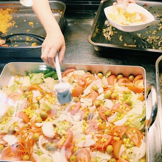 ¿Los excesos navideños todavía te acompañan? No problem, un poquito de ensalada para cenar hoy y listo. Plan healthy 100%
#Bertal #dinner #cena #saludable #healthy #healthyfood #instafood #foodie #foodlover #Valencia #lovevalencia #foodporn #ensalada #salad #fit #tasty #yummy #delicious