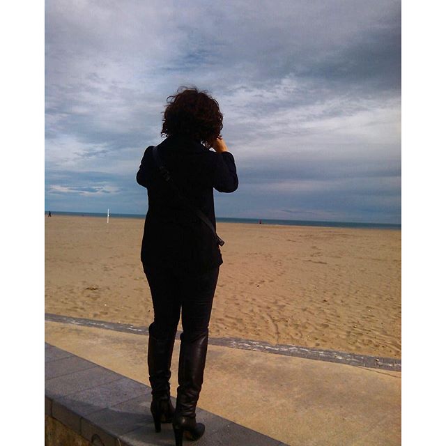 Chequeando que sigues ahí, mar mío, aunque sea con tacones y sin tiempo para nadar. #lovevalencia #sinfiltro #felicidad2016 #VSCOCam #nofilter #beach #playa #black #boots #valencia #patacona #mar #sea
