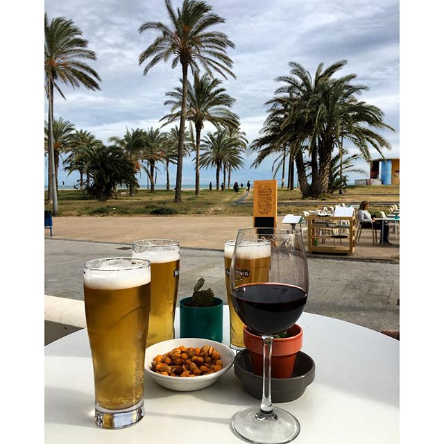 Vinos y cervezas felices frente al mar. Viva el invierno #sinfiltro #lovevalencia #nofilter #felicidad2016 #VSCOCam #wine #beach #beer #friends