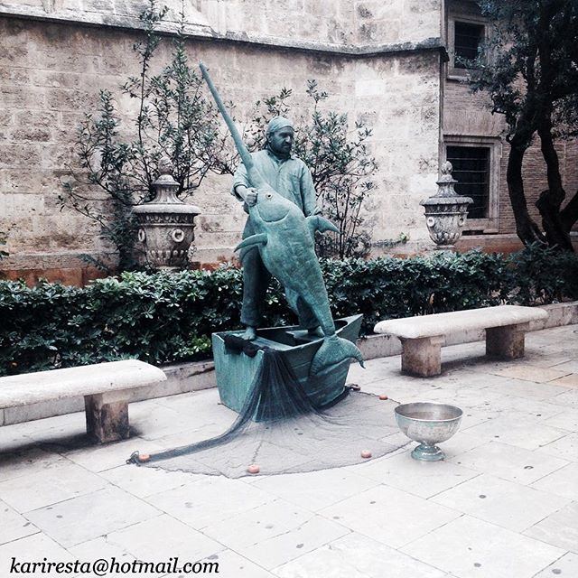 Figuras humanas...#vsco #vscocam #valencia #plazadelavirgen #lovevalencia #catedraldevalencia #comunidadvalenciana #catedraldevalencia2doiglesia #catedral #spain #artecallejero #detallesqueenamoran
