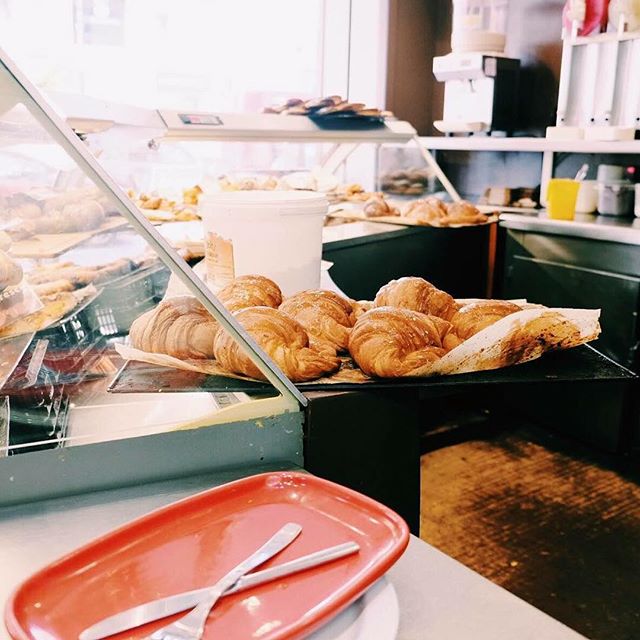 Nos encanta cuidar de nuestros clientes cada día, por eso siempre ofrecemos productos recién hechos y elaborados con mucho cariño por nuestro equipo de artesanos. Creednos, eso se nota en el paladar. ¡Feliz domingo!
#MomentosBertal #Bertal #Valencia #bakery #breakfast #brunch #lunch #dinner #croissant #sweet #coffee #coffeelover #tasty #delicious #yummy #foodie #sunday #sunny #lovevalencia #instafood #foodlover #igersvalencia #valenciagram #weekend