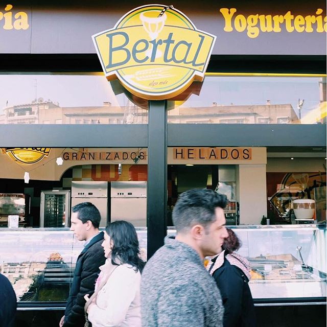 Todo el día de un lado para el otro, siempre con prisas, con el estrés a cuestas... ¡¡STOP!! Es momento de darte un descanso y vivir uno de esos #MomentosBertal que tanto relajan. ¿Quién puede decirle que no a merendar con vistas al Miguelete? #MomentosBertal #Bertal #Valencia #merienda #breakfast #lunch #dinner #foodie #bakery #coffee #coffeelover #instafood #foodporn #micalet #igersvalencia #valenciagram #foodstagram #tasty #delicious #yummy #cakes #lovevalencia #zumos