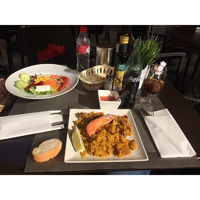 Valencia es vida #lovevalencia #comidasespeciales #paella #ensalada #lavidaesbella #alsolet #lovethismoment #pequeñasgrandescosas ??