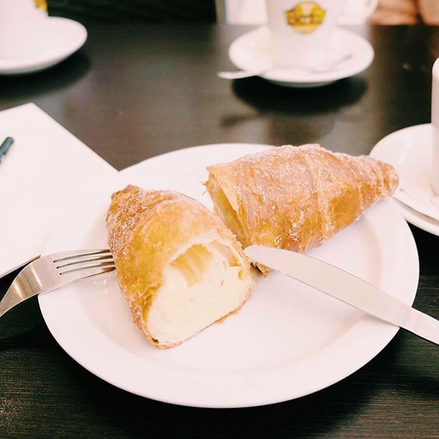 Espalda recta, utilizas los cubiertos como manda el protocolo..., pero llega ese momento en el que te piden compartir la mitad de tu merienda y se te olvidan todas las reglas del buen hacer. ¡¡Es mío!! Imposible resistirse. #MomentosBertal #Bertal #Valencia #merienda #susu #brunch #foodie #foodlover #lovevalencia #instafood #foodstagram #igersvalencia #foodporn #tasty #yummy #delicious #micalet #sweet #sweetlover