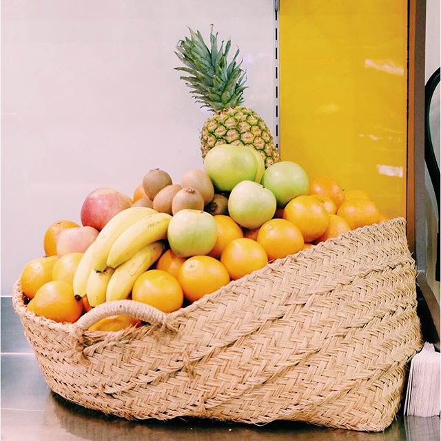¡Se nos caen las vitaminas de la cesta! ¿Qué combinación vas a elegir hoy para tu zumo natural? #Valencia #Bertal #zumonatural #zumo #merienda #healthy #detox #naturaljuice #delicious #tasty #yummy #orange #banana #pineapple #foodie #instafood #foodlover #lovevalencia #valenciagram