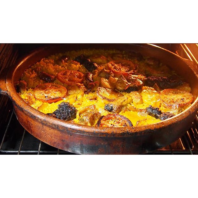 Time to eat.
Love. 
Cuando me pongo cocinitas no hay quien me pare.
Amor por el arroz.
Domingo feliz.
.
.
.
#bestoftheday #arrosalforn #arroz #instaphoto #vscoday #vsco #valenciagram #ig_valencia #lovevalencia #amor #vscocam #vscogood #instafood #happiness #feliz #enero #foodtime #goodtime #bloggers #journalist #cocinera  #platostop #vscodaily #sunday #igersvalencia #instagram #photograpy #photo #photooftheday