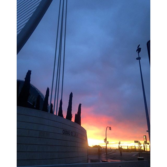 Amanece en  nunca mejor dicho, la ciudad de la luz. #valencia #Amanecer #nuevoaño #lovevalencia