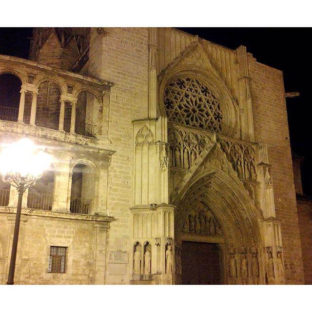 VLC, vos sos re linda! #valencia #lovevalencia #catedral #plazadereina #linda #beautiful #iwillmissyou #teextranare #nightlights
