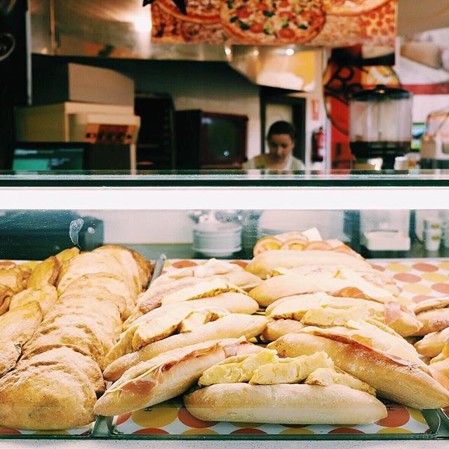 ¿Echas de menos los bocadillos que mamá te preparaba a la vuelta del cole? Mira lo que tenemos preparado para ti en Bertal. Y encima no tendrás que hacer deberes después de comértelo. 
#MomentosBertal #merienda #Valencia #dinner #lunch #breakfast #brunch #foodie #foodlover #lovevalencia #tasty #delicious #bocadillo #bakery #yummy #instafood #foodporn