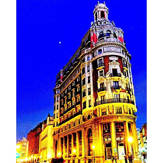 #vlc #visitspain #travelgram #tripgram #instatravel #instapassport #loves_valencia #lovevalencia #instavsco#igers#ig #urbanart #urbanlife #archilovers #architectureloverspics #bulding #night #nightout #nightlife #banco #building #architecture #fashion #love #colorfulworld #colourfulmind #tagstagram #spaingram #city #citylife