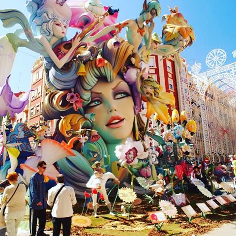 #fallasfromvalencia#conganasdequellegue#lovefallas#lovevalencia#wonderfuldays#caloret#party#alotofpeople#beer#buñuelos#polvora#gunpowder