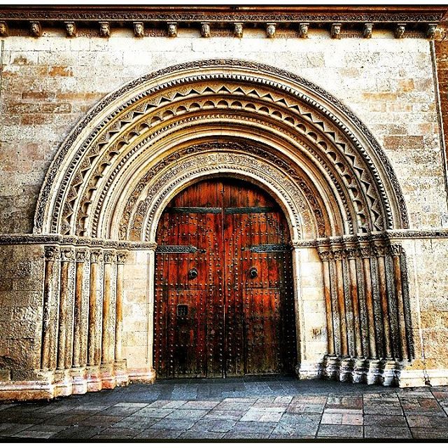La Puerta Románica es la parte más antigua de La Catedral de VALENCIA-España. Según los estudios, data de mediados del siglo XIII  Compuesta de un arco de medio punto laboriosamente trabajado y seis elegantes arquivoltas, da al Palacio Arzibospal , junto a La Plaza L'Almoina.