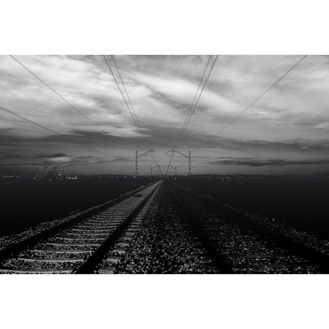 #loves_valencia #landscape #lovevalencia #igerscomunitat #igersvalencia #blancoynegro #blackandwhite #blacknwhite_perfection #minimal #minimalism #minimalistag #minimalstream #fotoclub_bnw #trains #valenciaenamora #valenciagram #total_cvalenciana #topminimal #match_valencia #