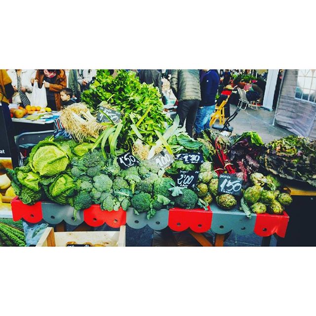 De l'horta de València a la plaça de l'ajuntament. Un mercat de producció local que ofereix a valencians i visitants productes d'un paisatge únic a Europa. Molt prompte a #samarucdigital #paisatge #paisatges #paisajes #city  #ciudad #valencia #horta #verdura #urb #urban #verde #verd #mercado #loves_valencia #lovevalencia #valenciagram