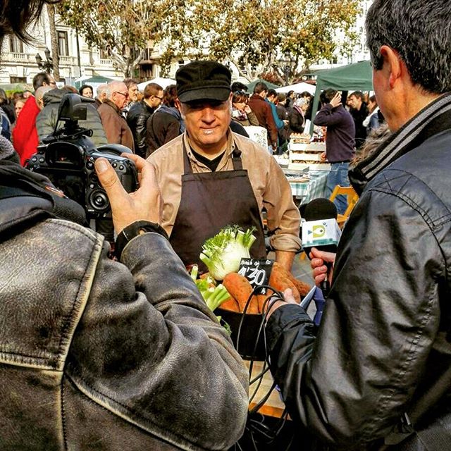 No ens hem volgut perdre el primer mercat de producció local a la plaça de l'Ajuntament de València. Tot un èxit sense precedents.
##samarucdigital #valencia #valenciagram #loves_valencia #lovevalencia #horta #salvemhorta #mercado #mercat #agricultura #mediambient #naturaleza #natura #nature
