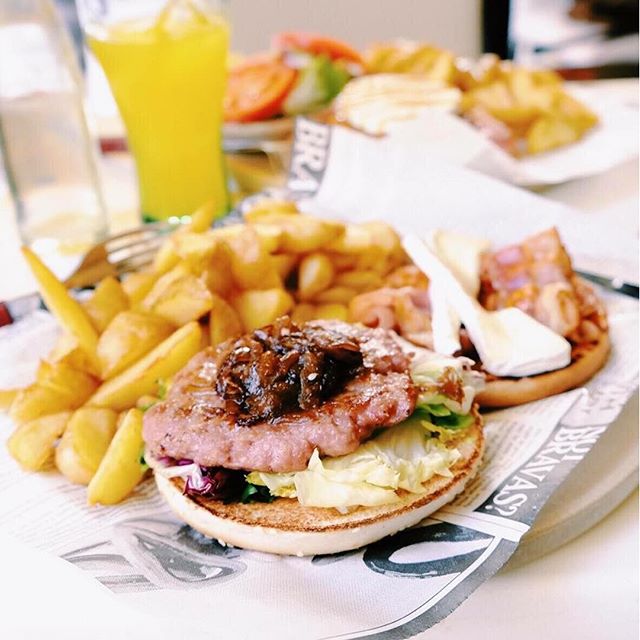 Nuestras nuevas Hamburguesas Gourmet ya se han convertido en uno de los productos estrella de nuestra carta, ¿todavía no las has probado? ¡Ven a Bertal y disfruta de una de ellas! 
#Bertal #Valencia #Hamburguesa #Gourmet #dinner #lunch #hamburger #foodie #foodlover #meat #chips #instafood #tasty #yummy #delicious #foodstagram #igersvalencia #lovevalencia #valenciagram #foodporn #micalet #plazadelareina