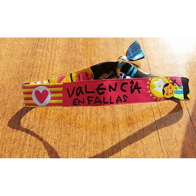 Ya tenemos la pulsera Valencia en fallas preparada. Entra en www.tienda-besamequememuero.com o e nuestro Facebook #valenciaenfallas #lovevalencia #valenciablog  #bqmm #fallas #fallas2016