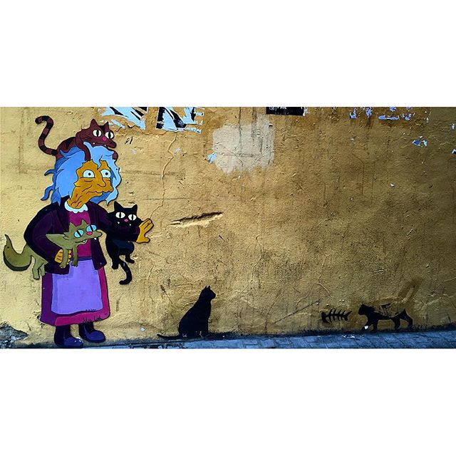 #Valencia #ValenciaStreetArt #streetart
La señora de los gatos
Yo soy de aquellos que crecieron con los Simpsons, de aquellos que hacen referencia a algún capítulo con sus amigos para significar algo, de aquellos que sufrieron con el cambio de voces y que solo conocieron hasta la temporada 15.
Mucha vida a Los Simpsons.
#streetartValencia #streetarteverywhere #streetartnews #graffiti #valenciagram #nuestravalencia #lovevalencia #valenciacity  #valenciastreet #thecreatorclass #passionpassport #bcndreamers #catalunya #igersvalencia  #labuenavibrasecontagia #LaFelicidadEsContagiosa #contagiemonosdefelicidad #2016