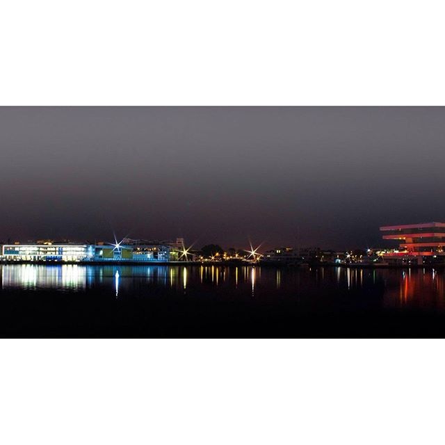 #valenciaenamora #valenciagram #valencia #match_colour #velesevents #fotourbana #fotodeldia #fog #fotoclub_ab #noche #nocturnal #nocturnalwonderland #noche #igworldclub #igmasters #instamoment #instagramers #instagrammers #lovevalencia #loves_valencia #reflejos #reflection #match_night