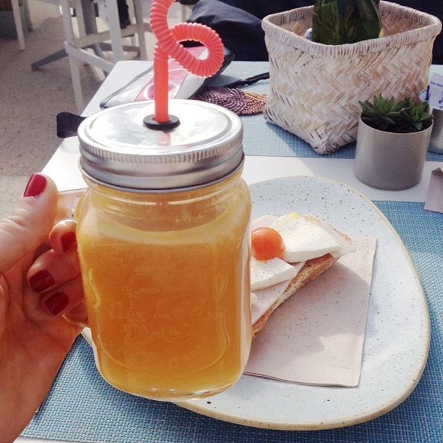 Sol, vitamina C y unas tostadas de pavo en @canluca_vlc ???
El sitio es muy bonito, pero eso si, hay que tomárselo con calma para que te atiendan... #LoveValencia #ComeCorreDisfruta #CanLuca #LaPatacona #beach #saturdays #culturadelalmuerzo